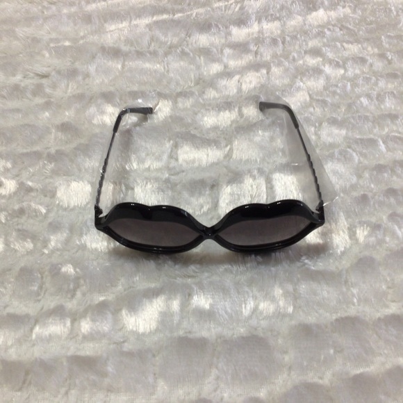 NEW Wildfox Lip Service Sunglasses With Case NIB - Picture 3 of 4